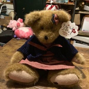 Retired Boyd's bear Kira plush